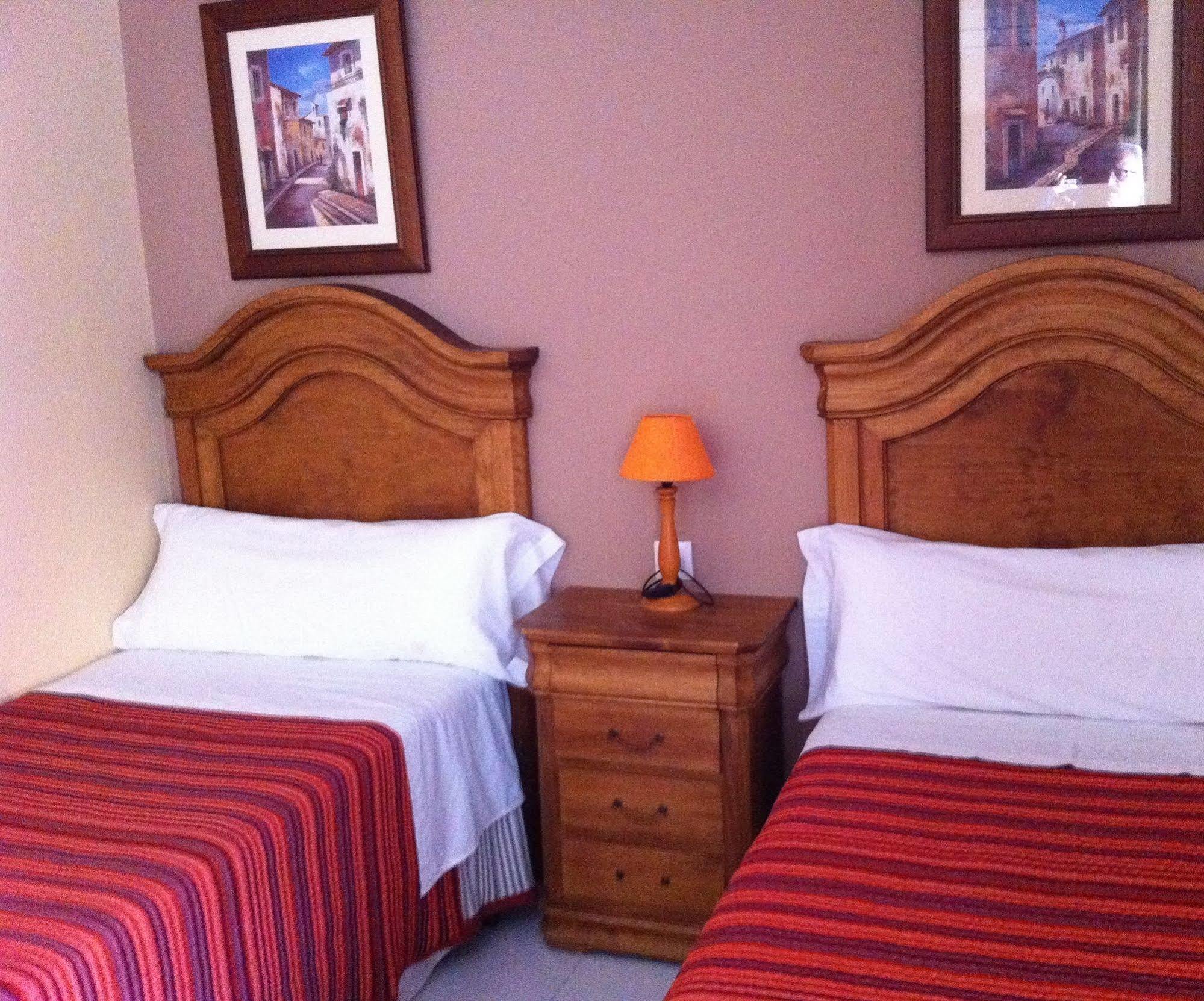 Hostal La Calzada Tarifa Extérieur photo